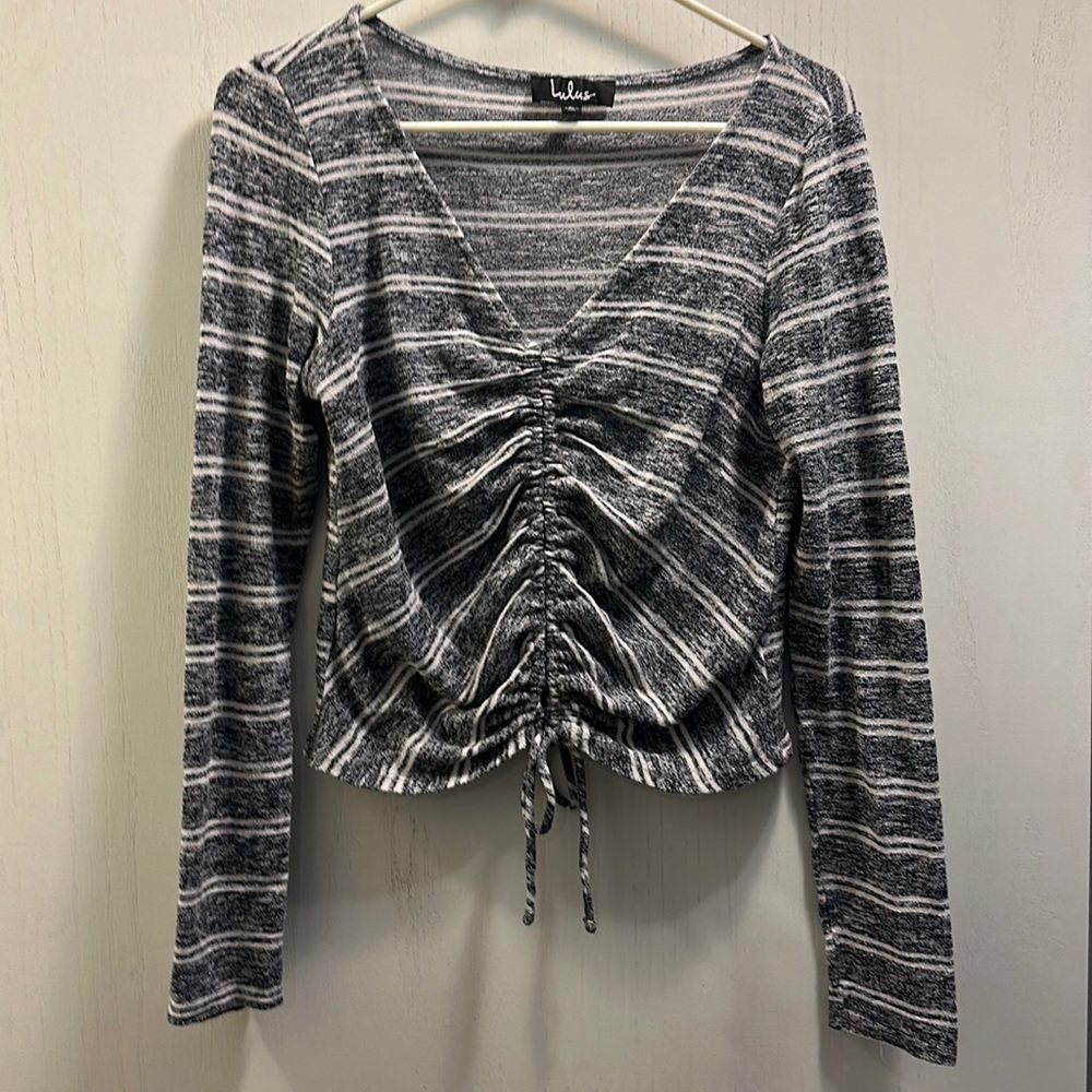 Lulu’s V Neck , Stripe Ruched Long Crop Top. Size Large Ties in front blue/white